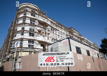 Un basso angolo di visione di un multi uso condominiale che progetto è sponsorizzato da United banca commerciale. Millbrae, California, Stati Uniti d'America Foto Stock