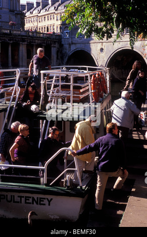 Imbarcazione turistica di fronte Pulteney Bridge Bath Somerset REGNO UNITO Foto Stock