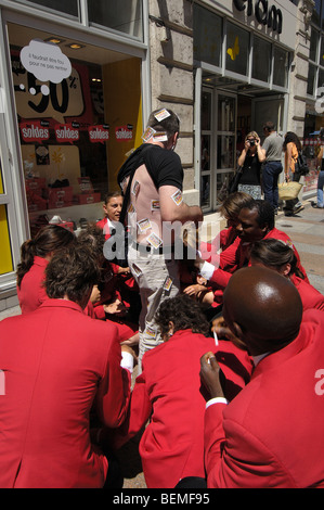 Occhiali promozione in strada durante il Summer Festival di Avignon . Avignon. Vaucluse. La valle del Rodano. Provenza. Francia Foto Stock