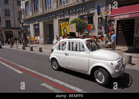 Occhiali promozione in strada durante il Summer Festival di Avignon . Avignon. Vaucluse. La valle del Rodano. Provenza. Francia Foto Stock