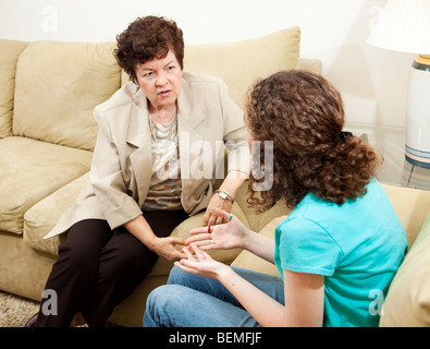 Caring femmina Counseling Terapista una ragazza adolescente o amorevole madre ascoltando la sua figlia adolescente. Foto Stock