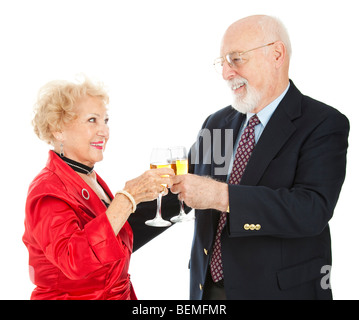 Bella coppia senior fare un brindisi con champagne. Isolato su bianco. Foto Stock