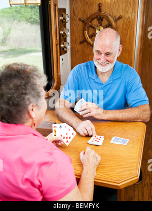 Senior pensionati giovane playin un gioco di cribbage nella cucina della loro casa a motore. Foto Stock