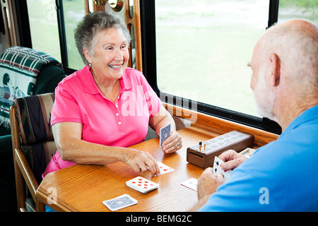 Coppia senior giocando un cribbage gioco di carte nella loro casa a motore. Foto Stock