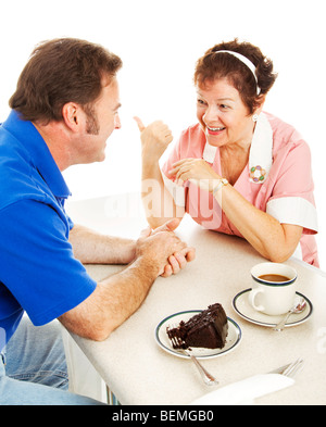 Cameriera in un diner le conversazioni con un cliente in un caffè e una fetta di torta. Sfondo bianco. Foto Stock