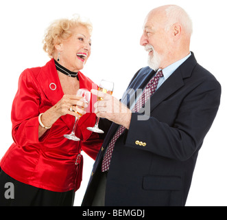 Coppia senior per celebrare una festa con champagne. Isolato su bianco. Foto Stock