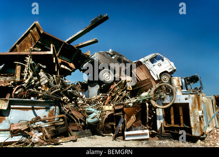Sito di dumping con auto rottamate e metallo rifiuti domestici per il riciclo di ferro e altri metalli Foto Stock