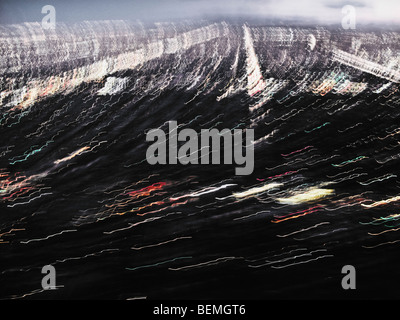 Il movimento sfocati Vista aerea di Los Angeles di notte, dal momento dell'atterraggio aereo Foto Stock