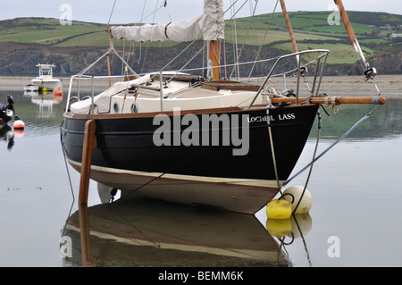 Yacht su gambe di alaggio a bassa marea, Newport Pembrokeshire, Galles Foto Stock