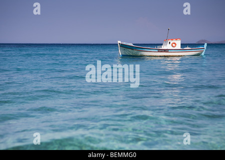 Greco tradizionale barca da pesca in acque blu Foto Stock