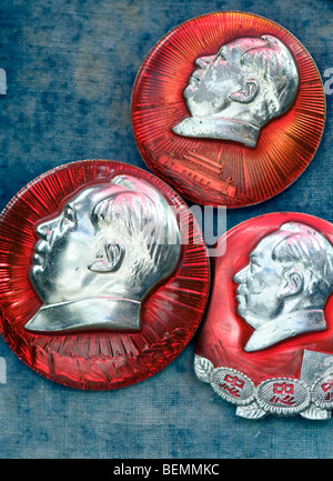Badge di Mao Tse Dong Dongtailu nel mercato di antiquariato in Cina Shanghai 2009 Foto Stock
