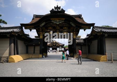 Karamon (aka Karakado), il cancello principale al Palazzo Ninomaru. Nijo-jo (il castello Nijo). Il protocollo di Kyoto. Kansai. Giappone Foto Stock