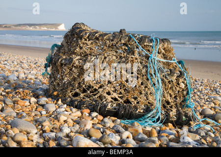 Un 'Lobster Pot' lavati fino a Seaford beach, Sussex, Inghilterra, Regno Unito. Foto Stock