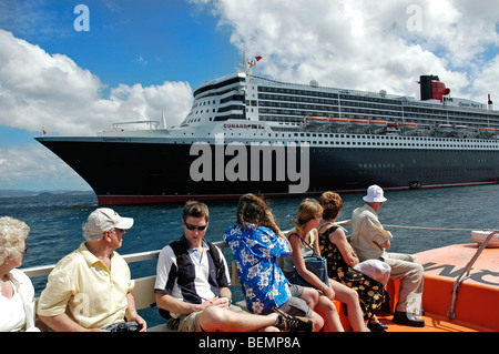 La Queen Mary 2 ocean liner all'ancoraggio, vista dalla gara con partenza in barca a terra Foto Stock