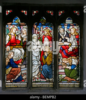 Una delle vetrate colorate raffiguranti episodi della vita di Maria di Betania, St Edmund la Chiesa, Swanton Novers. Norfolk Foto Stock