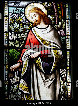 Una vetrata di Ward & Hughes raffigurante il Risorto Gesù Cristo apparso a Maria Maddalena, Dunton Church, Norfolk Foto Stock