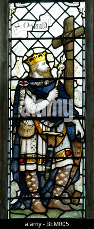 Una vetrata di J Powell & Sons raffigurante Saint Oswald, St Nicholas Church, Blakeney, Norfolk Foto Stock