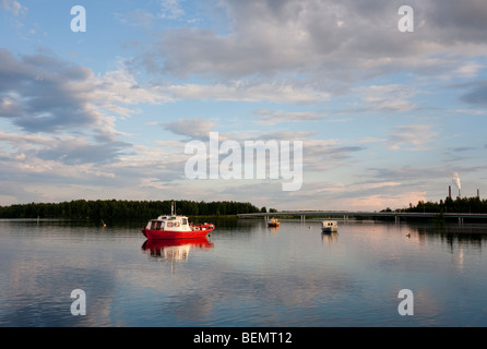 Barche ancorate al fiume Oulujoki a Oulu Hartaanselkä al crepuscolo , Finlandia Foto Stock