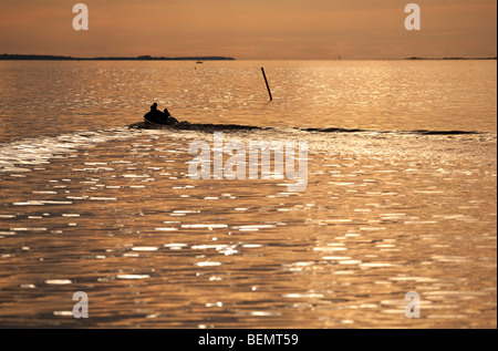 Pescatori che si dirigano in mare in un piccolo motoscafo / skiff nel Mar Baltico , Golfo di Bothnia , Finlandia Foto Stock