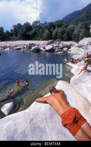 Persone, Fiume Maggia, vicino a Tegna, Valle Maggia, Ticino, Svizzera Foto Stock