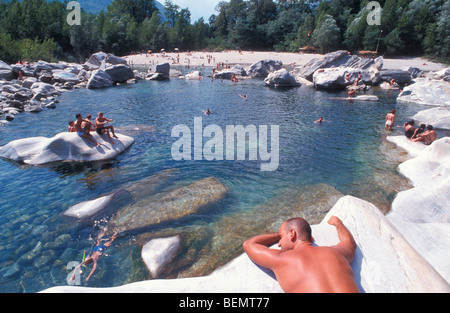 Persone, Fiume Maggia, vicino a Tegna, Valle Maggia, Ticino, Svizzera Foto Stock