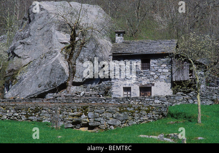 Tipica casa di pietra a Valle Bavona, vicino Sabbione, Ticino, Svizzera Foto Stock