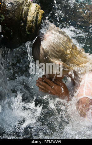 Pellegrino di prendere un bagno al santo la molla e il tempio di Tirta Empul Bali Indonesia Foto Stock