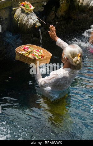 Pellegrino di prendere un bagno al santo la molla e il tempio di Tirta Empul Bali Indonesia Foto Stock