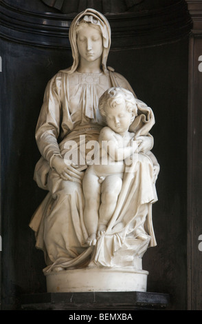 La statua della Madonna con Bambino di Michelangelo nella chiesa di Nostra Signora (Onze Lieve Vrouwekerk), Bruges, Belgio Foto Stock