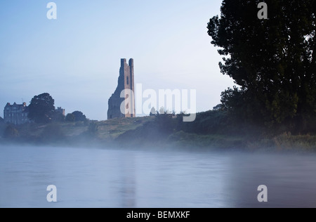 Rovina storico sulle rive del fiume Boyne nella contea di Meath in Repubblica di Irlanda Foto Stock