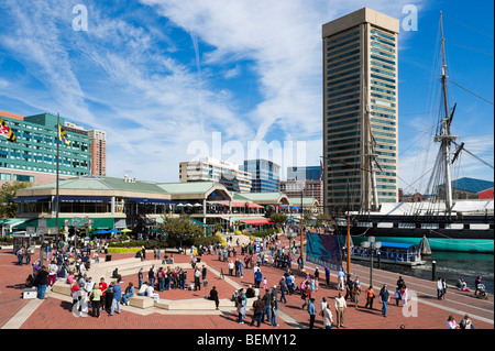 Porto Interno mostra Harborplace, il Baltimore World Trade Center e la fregata USS Constellation, Baltimore, Maryland, Stati Uniti d'America Foto Stock