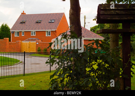 Vista in elevazione frontale di nuova costruzione distaccata casa residenziale Foto Stock