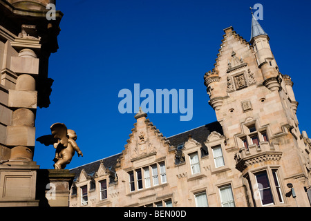 Cherubino al di fuori della vecchia chiesa di Tron, su Argyll Street, Glasgow con palazzi ottocenteschi in corrispondenza della giunzione di Albion Street. Foto Stock