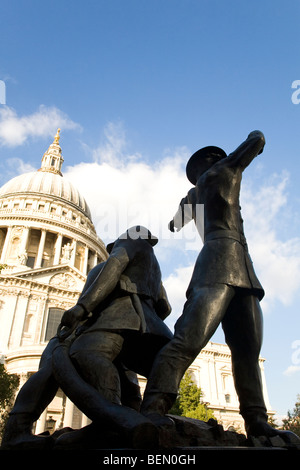 I Vigili del Fuoco Nazionale Memorial (del Regno Unito) sta di fronte alla Cattedrale di San Paolo a Londra centrale. Foto Stock