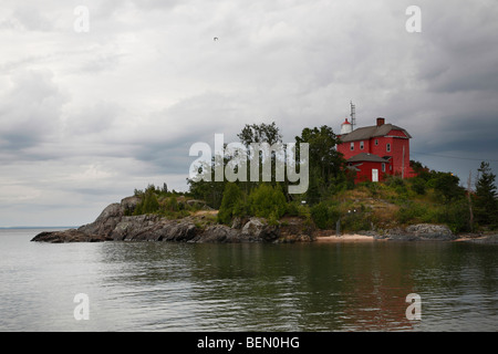 Faro rosso con spiaggia sabbiosa sul lago Superior nel Michigan USA Stati Uniti nessun angolo basso ad alta risoluzione Foto Stock