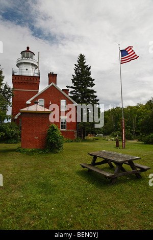 Il faro di Big Bay Point a Michigan Michigan Michigan Upper Peninsula dalla vista frontale immagini da vicino immagini foto formato verticale negli Stati Uniti ad alta risoluzione Foto Stock
