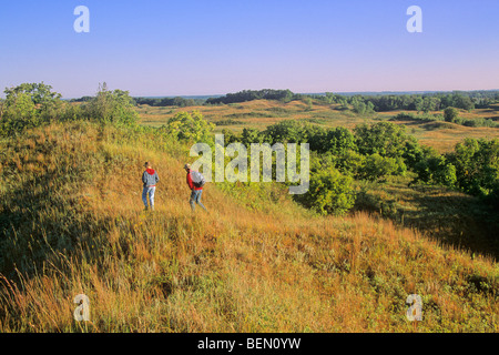 Escursionismo coppia sulla prateria di colline che si affacciano su North Country Trail a Sheyenne National Prati vicino a Lisbona, il Dakota del Nord, STATI UNITI D'AMERICA Foto Stock