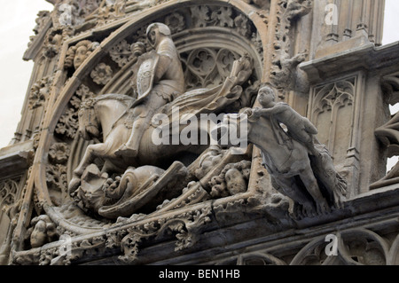 Statue nei pressi del ponte gotico in Carrer del Bisbe nel Barri Gotic quartiere di Barcellona, Spagna Foto Stock