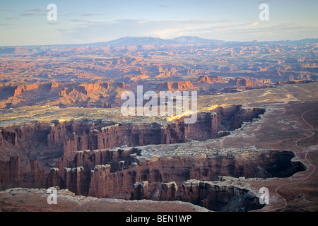 Canyon sotto il Grand View Point si affacciano di Island in the Sky Distretto del Parco Nazionale di Canyonlands, Utah, Stati Uniti d'America Foto Stock