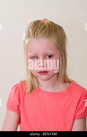 6 anno vecchia ragazza piange con profonda tristezza.dolore espressione facciale emozioni emotiva emozioni di rabbia arrabbiato risentimento risentita mad Foto Stock