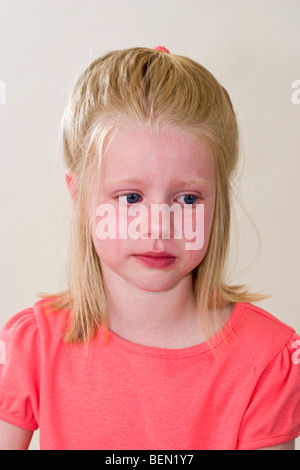 Giovani Closup Caucasian 6 anno vecchia ragazza grida grida con profonda tristezza dolore dolore espressione facciale emozioni emotivo emozione MR Foto Stock