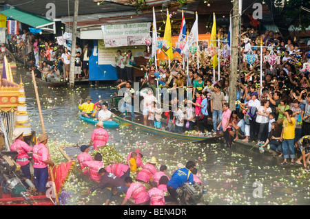 La folla lancia fiori di loto al rap Bua Lotus gettando Festival in Thailandia per celebrare la fine della Quaresima buddista Foto Stock