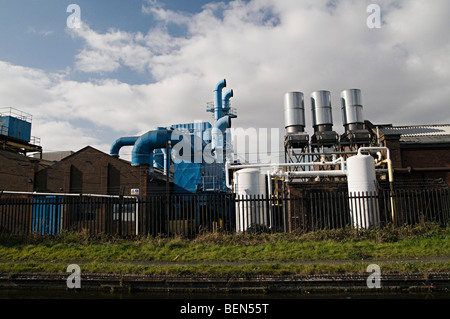 I serbatoi di gas di una fonderia di acciaio nel west midlands Foto Stock