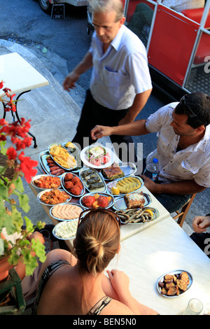 Europa Grecia Atene plaka un vassoio di greco mezedes presso la taverna sholarhio Foto Stock