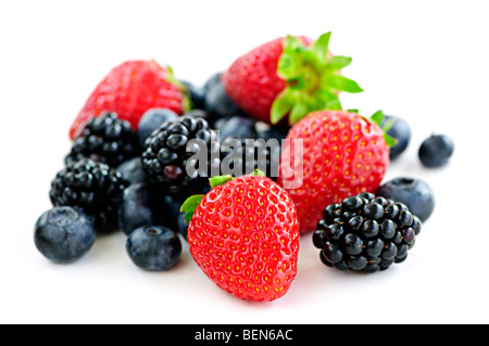 Closeup assortiti di frutti di bosco freschi isolati su sfondo bianco Foto Stock