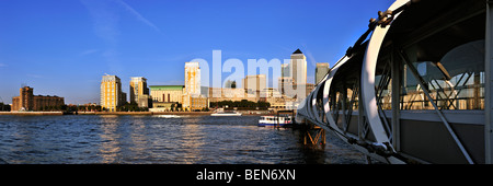 LONDRA, Regno Unito - 27 SETTEMBRE 2009: Vista panoramica dello skyline di Canary Wharf sul molo dei traghetti dell'Hilton Hotel Foto Stock