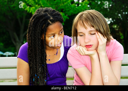 Ragazza adolescente consolante il suo triste sconvolto amico Foto Stock