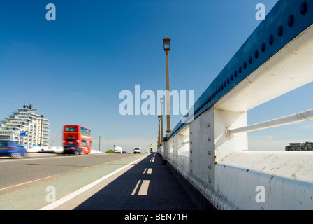 Il traffico tra cui un double decker bus su Wandsworth Bridge a sud-ovest di Londra in un giorno perfetto con il blu del cielo Foto Stock