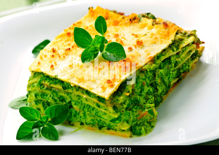 Servire fresca di forno vegetariano lasagne spinaci su una piastra Foto Stock