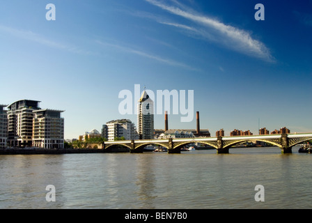 Chelsea Harbour, Imperial Wharf e Battersea Railway Bridge visto dal sud del fiume Tamigi e un bel giorno Foto Stock